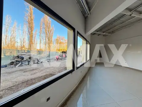 Local comercial, intercountry. plottier
