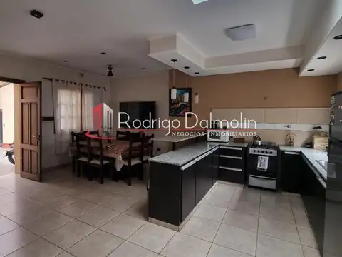 Vendo. casa semicéntrica. concordia, er.-