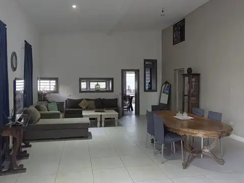 Amplia casa semi privado calle sanchez gllen