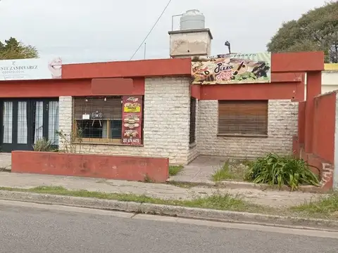 Se vende gran terreno con casa a refaccionar