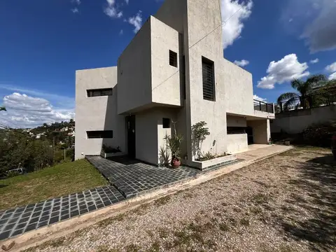 Casa 3 dormitorios en villa del lago. carlos paz