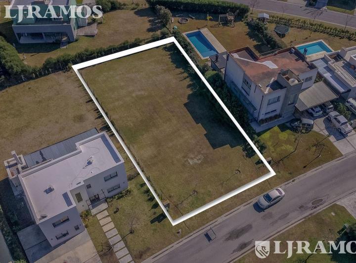 Terreno · 859m²