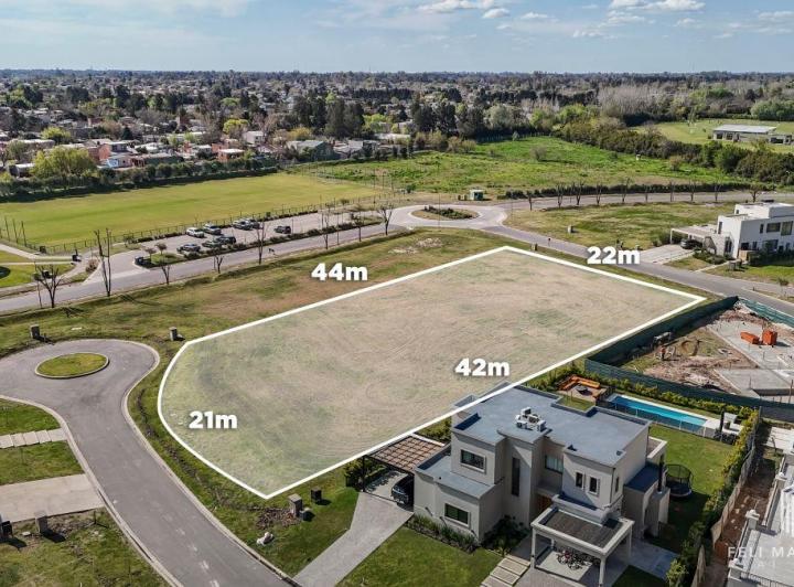 Terreno · 915m²