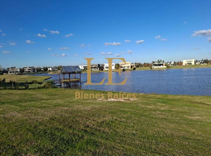 Terreno · 904m²