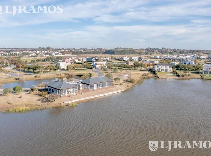 Terreno · 861m²