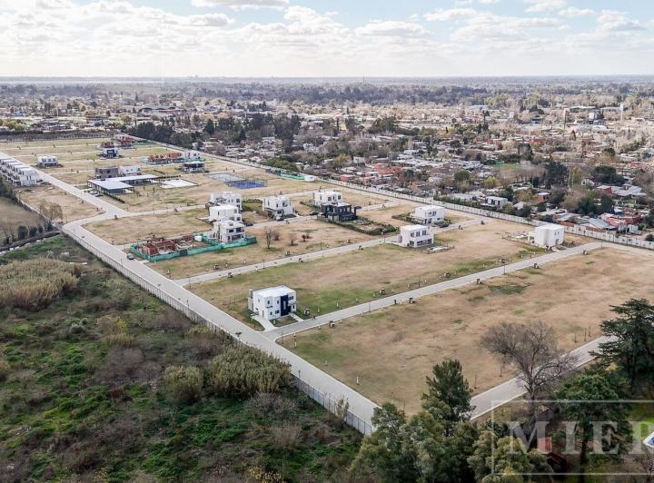 Terreno · 387m²
