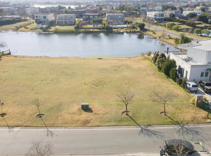 Terreno · 827m²
