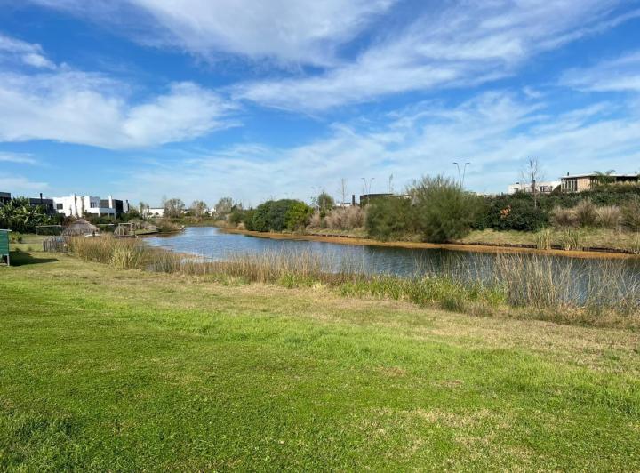 Terreno · 833m²
