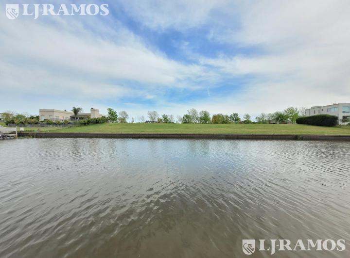 Terreno · 916m²