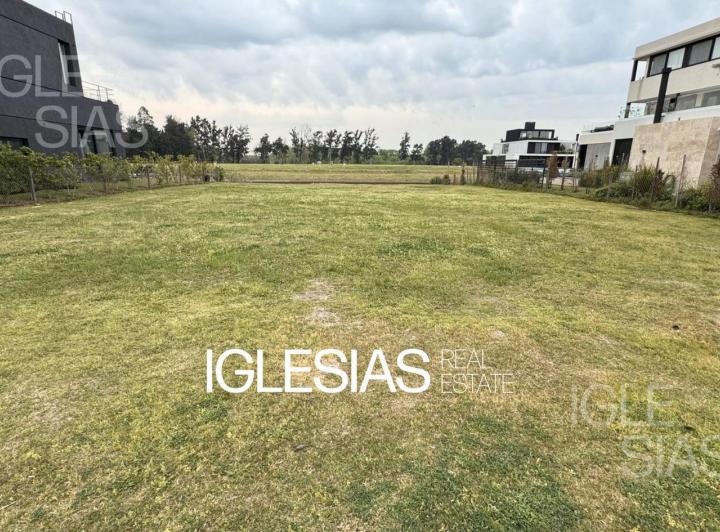 Terreno · 907m²