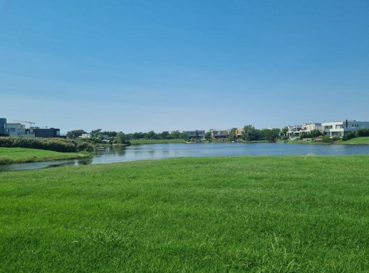 Terreno · 868m²