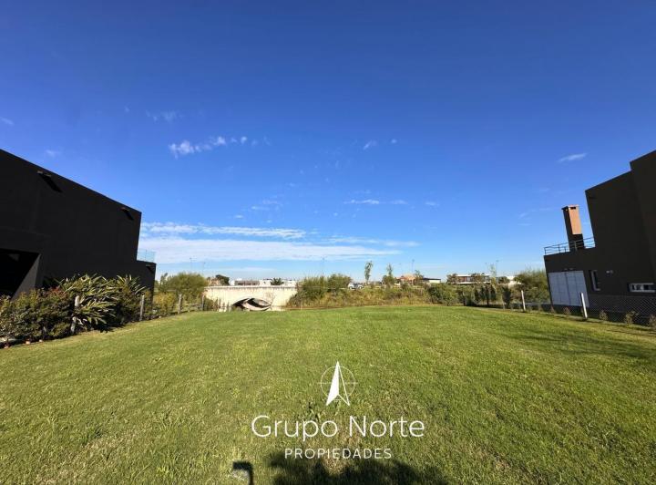 Terreno · 858m²