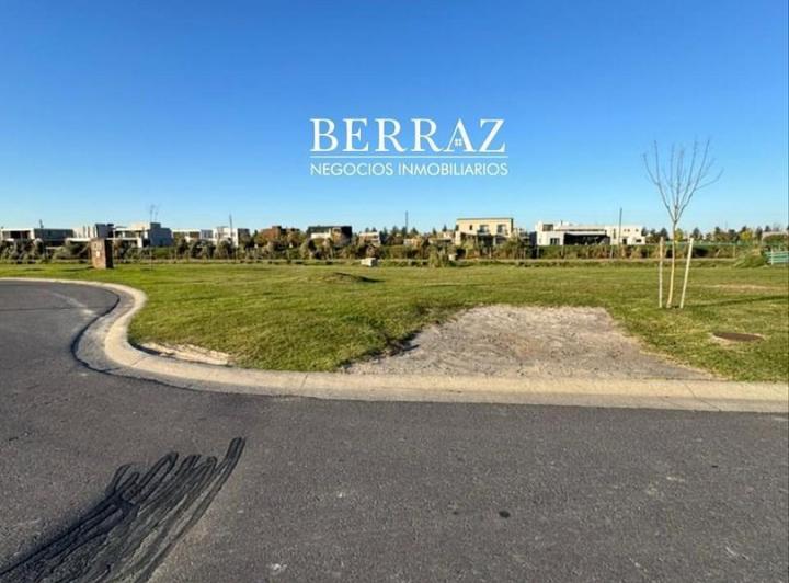 Terreno · 734m²