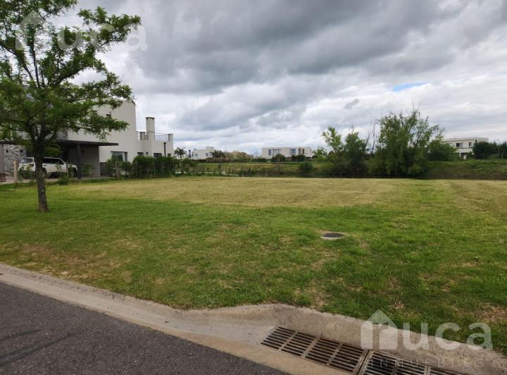 Terreno · 831m²
