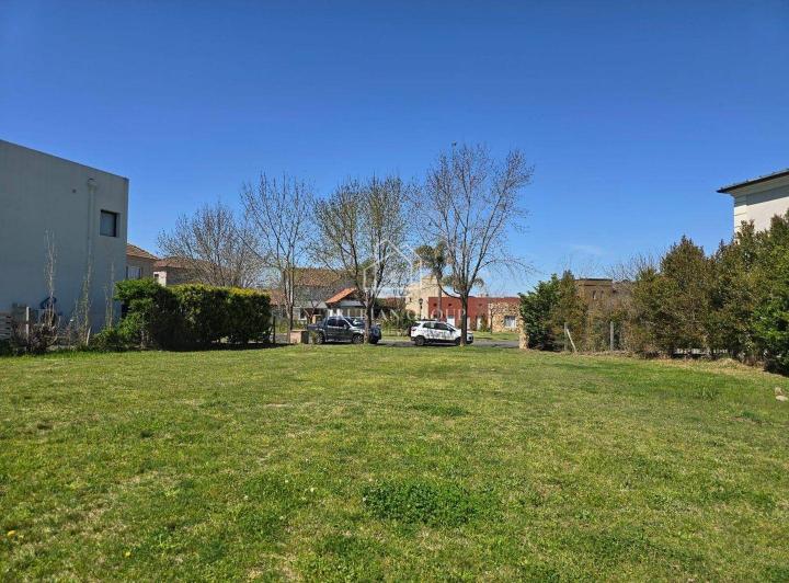 Terreno · 909m²