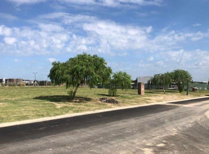 Terreno · 834m²