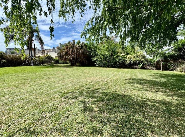 Terreno · 928m²