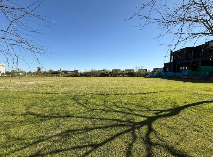 Terreno · 834m²