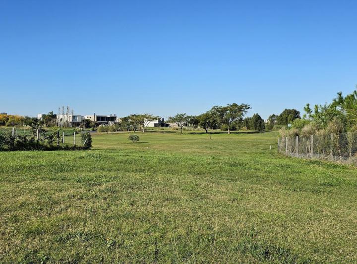 Terreno · 893m²