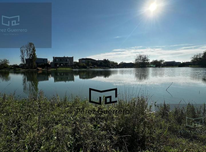Terreno · 834m²