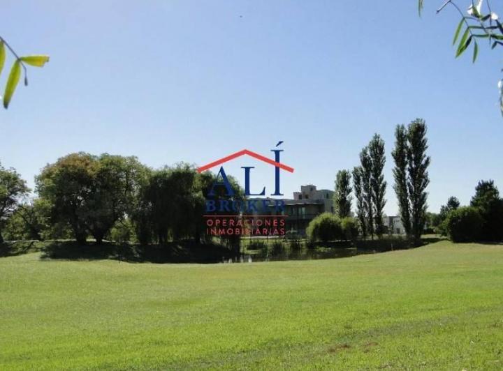 Terreno · 806m²
