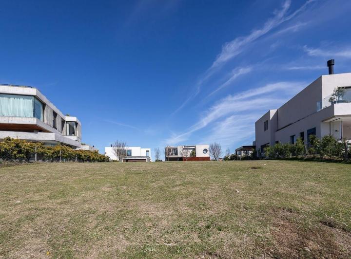 Terreno · 909m²