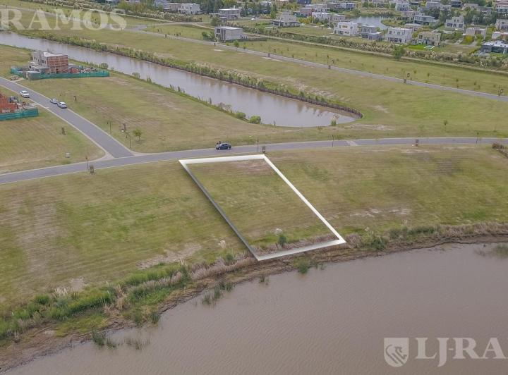 Terreno · 901m²