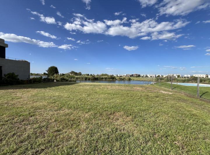 Terreno · 821m²