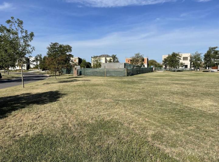Terreno · 881m²