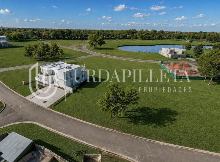 Terreno · 718m²