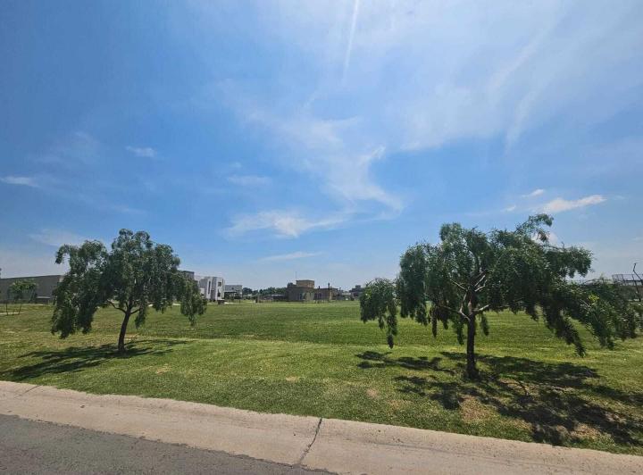 Terreno · 727m²