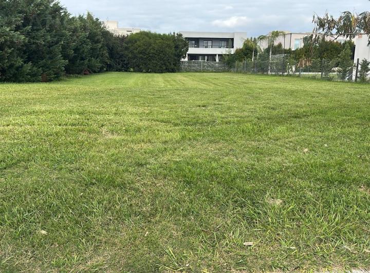 Terreno · 820m²