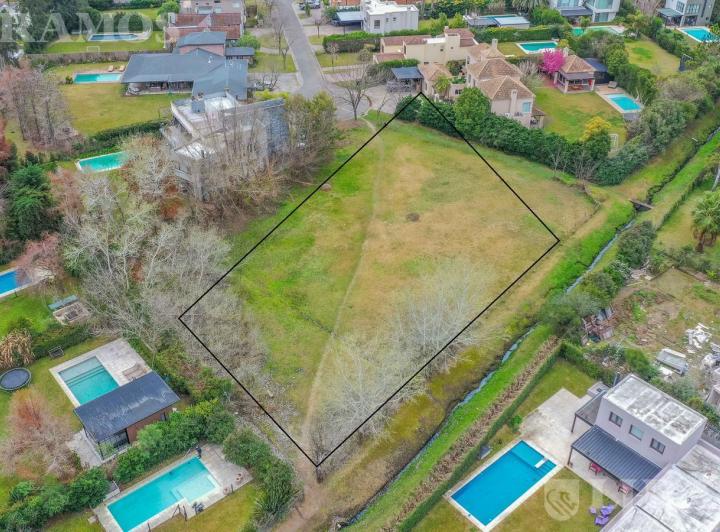 Terreno · 2565m²