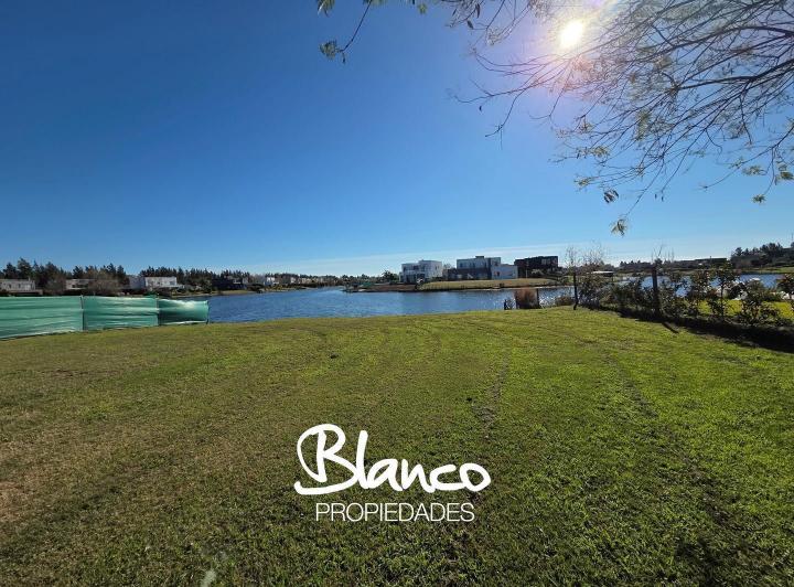 Terreno · 927m²