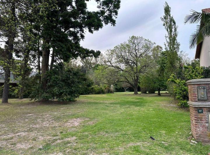 Terreno · 835m²