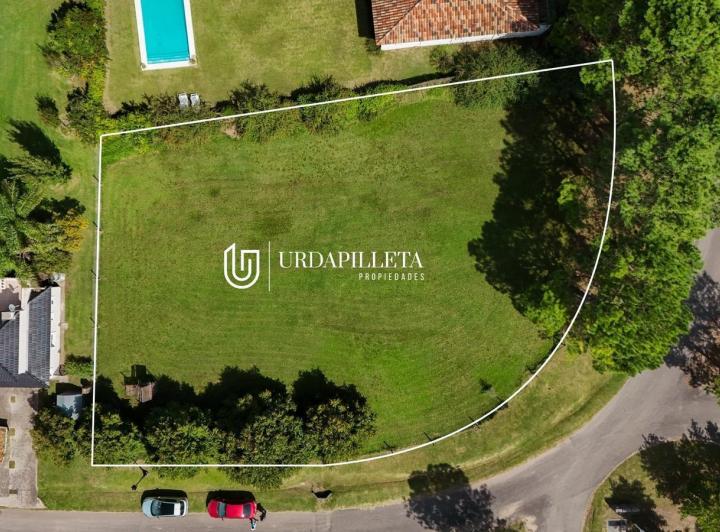 Terreno · 1672m²