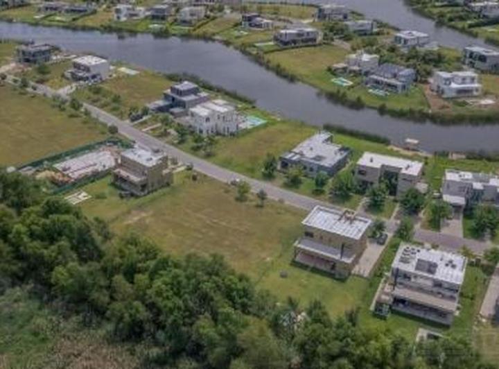 Terreno · 866m²