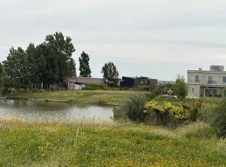 Terreno · 875m²