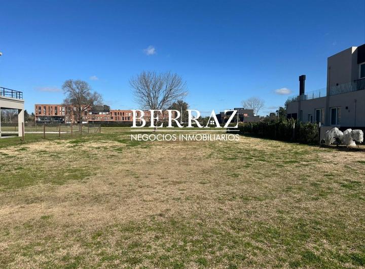 Terreno · 819m²