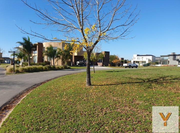 Terreno · 879m²
