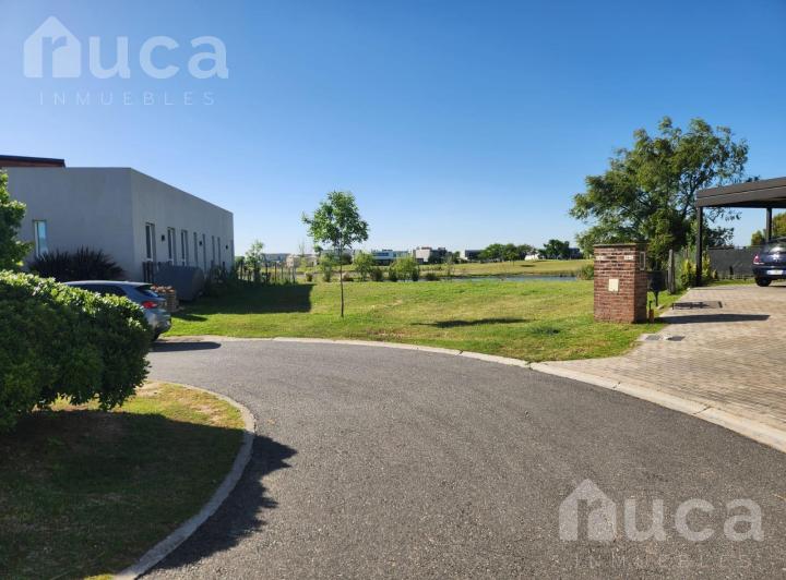 Terreno · 893m²