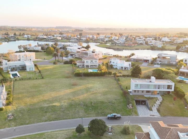Terreno · 1300m²