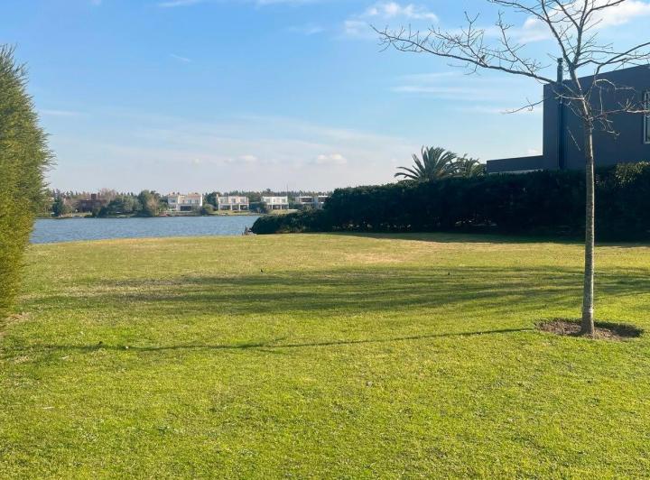 Terreno · 907m²