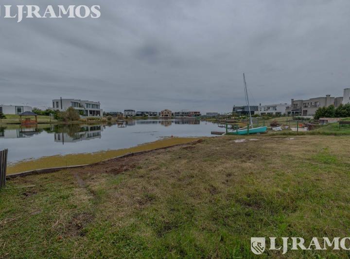 Terreno · 913m²