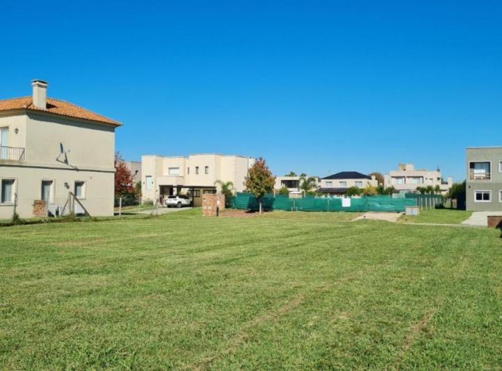 Terreno · 877m²