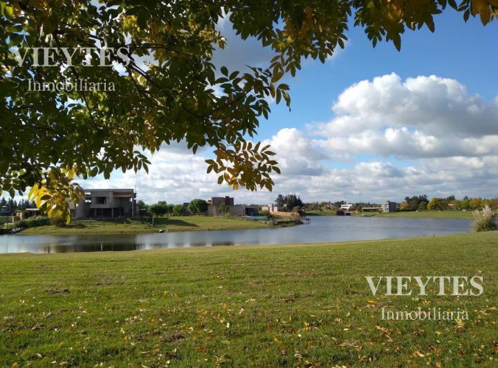 Terreno · 902m²