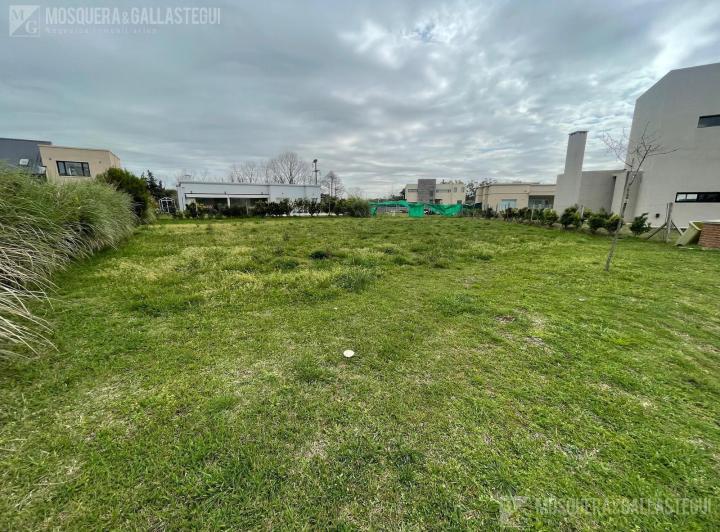 Terreno · 618m²