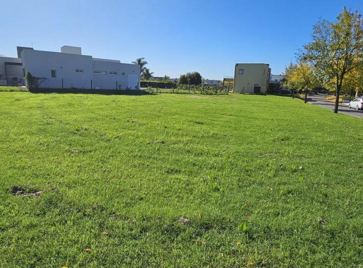 Terreno · 853m²