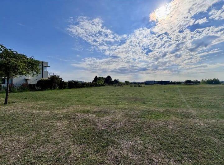 Terreno · 817m²