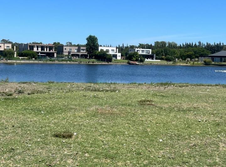 Terreno · 843m²